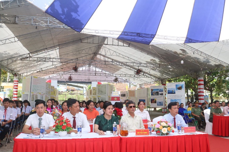 Hơn 2.500 lượt người tham quan Triển lãm lưu động “Hoàng Sa, Trường Sa của Việt Nam - Những bằng chứng lịch sử và pháp lý” tại xã Hòa Xuân